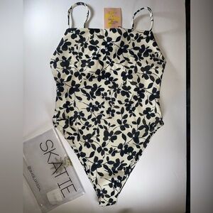 Skatie Resa Greenwich Black and White Floral Swimwear‎